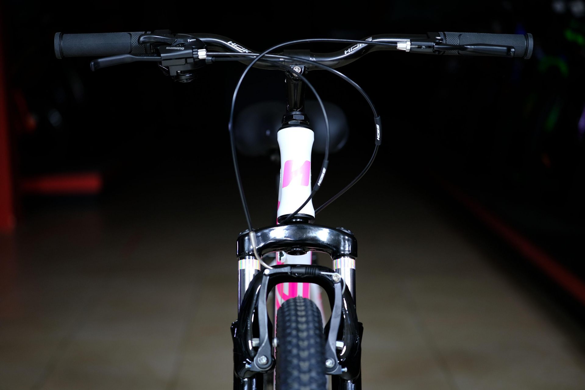 Вилка амортизационная пружинная 80 mm 
 HOKE Jade 50 V белый-розовый 15