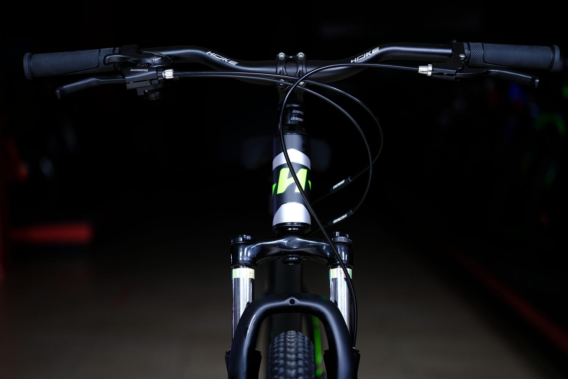 Вилка пружинно-эластомерная 80 mm с функцией регулировки и блокировки
 HOKE Shock 27,5 MD матовый чёрный-зелёный 15